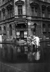 Magyarország, Budapest VII., Barcsay utca - Osváth (Miksa) utca sarok., 1963, Barbjerik Ferenc, cégtábla, utcakép, életkép, esőkabát, szűcs, kárpitos, Budapest, Fortepan #148686