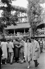 Magyarország, Városliget,Vidámpark, Budapest XIV., Hullámvasút., 1963, Barbjerik Ferenc, életkép, ballonkabát, Budapest, Fortepan #148692