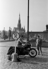 Magyarország, Budapest XIV., Istvánmezei út, szemben a Cházár András utca. Jobbra a Récseii autóbuszgarázs, háttérben balra a Rózsafüzér Királynéja-templom a Thököly úton., 1963, Barbjerik Ferenc, oldalkocsis motorkerékpár, Budapest, Fortepan #148693