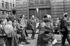 Magyarország, Budapest VII., a felvétel a Bethlen Gábor utca 35. előtt készült, balra a Dembinszky utca 18. számú ház látszik., 1963, Barbjerik Ferenc, utcakép, életkép, felvonulás, léggömb, utcanévtábla, Budapest, Fortepan #148696