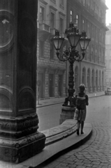 Magyarország, Budapest VI., Hajós utca az Operaház oldalbejáratától az Andrássy út felé nézva., 1963, Barbjerik Ferenc, kandeláber, utcakép, hátizsák, Budapest, Fortepan #148709