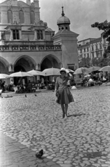 Lengyelország, Krakkó, Rynek Glówny, a város főtere, háttérben a Posztócsarnok (Sukiennice)., 1966, Barbjerik Ferenc, Fortepan #148721