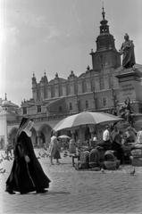 Lengyelország, Krakkó, Rynek Glówny, a város főtere és az Adam Mickiewicz-emlékmű, háttérben a Posztócsarnok (Sukiennice)., 1966, Barbjerik Ferenc, Fortepan #148722