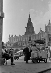 Lengyelország, Krakkó, Rynek Glówny, a város főtere és az Adam Mickiewicz-emlékmű, háttérben a Posztócsarnok (Sukiennice)., 1966, Barbjerik Ferenc, Fortepan #148723