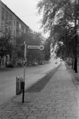 Magyarország, Budapest I., Attila út a Dózsa György tér felé nézve, autóbusz megálló a Horváth kertnél., 1963, Barbjerik Ferenc, utcakép, buszmegálló, szemetes, Budapest, Fortepan #148737