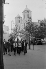 Magyarország, Gyöngyös, Fő tér, háttérben a Szent Bertalan-templom., 1963, Barbjerik Ferenc, utcakép, társaság, Csepel fakarusz, Fortepan #148743