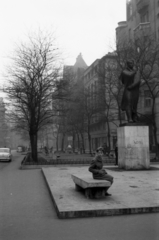 Magyarország, Budapest VI., Liszt Ferenc tér az Andrássy útról (Népköztársaság útja) nézve. Ady Endre szobor (Csorba Géza,1960.)., 1963, Barbjerik Ferenc, szobor, utcakép, Budapest, Fortepan #148749