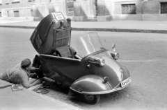 Magyarország, Budapest VII., Barcsay utca, Messerschmitt Kabinenroller törpeautó, háttérben a Madách Imre Gimnázium., 1963, Barbjerik Ferenc, Messerschmitt-márka, autójavítás, rendszám, Messerschmitt Kabinenroller, Budapest, szerelés, Fortepan #148785