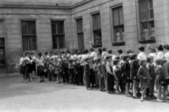 Magyarország, Budapest VI., Lovag utca 9-11., Általános Iskola (később Diákszempont Általános Iskola és Gimnázium)., 1963, Barbjerik Ferenc, udvar, virág, gyerekek, ballagás, lány, Budapest, Fortepan #148788