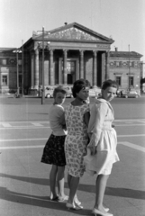 Magyarország, Budapest XIV., Hősök tere, háttérben a Műcsarnok., 1963, Barbjerik Ferenc, Budapest, Fortepan #148792