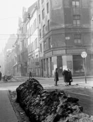 Magyarország, Budapest VI., Dessewffy utca a Nagymező utcai kereszteződésnél a Hajós utca felé nézve., 1964, Barbjerik Ferenc, tábla, hókupac, Budapest, élelmiszerbolt, Közért Vállalat, Fortepan #148800