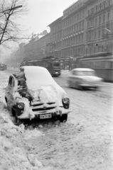 Magyarország, Budapest VI., Teréz (Lenin) körút a Zichy Jenő utcától a Nyugati (Marx) tér felé nézve., 1964, Barbjerik Ferenc, hó, rendszám, Budapest, Fortepan #148801