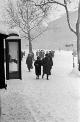 Magyarország, Budapest VI., Teréz (Lenin) körút a Nyugati pályaudvar felől a Podmaniczky (Rudas László) utca felé nézve., 1964, Barbjerik Ferenc, hó, telefonfülke, Budapest, Fortepan #148803