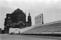 Németország, Berlin, Kelet-Berlin, Múzeum-sziget, Schlossplatz (ekkor Marx-Engels-Platz), háttérben a Berlini dóm., 1964, Barbjerik Ferenc, templom, tribün, NDK, jelmondat, Kelet-Berlin, Fortepan #148833