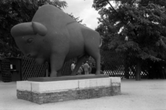 Németország, Berlin, Kelet-Berlin, Am Tierpark 125., Berlini Állatpark (Tierpark Berlin). A bölény szobor (Dietrich Rohde, 1962.) ma az Am Tierpark mellett, a Sewanstrasse torkolatával szemben található., 1964, Barbjerik Ferenc, szobor, NDK, Kelet-Berlin, állatkert, Fortepan #148845