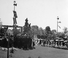 Magyarország, Pécs, Mecsekszabolcs (ekkor önálló, ma a város része), I. világháborús bányász emlékmű (Szomor László, 1938.) avatási ünnepsége., 1938, Négyesi Pál, zászló, horogkereszt, szoborcsoport, Fortepan #14885