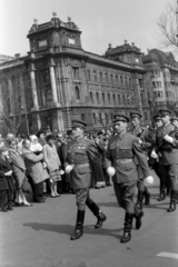 Hungary, Budapest V., Kossuth Lajos tér, háttérben balra az Igazságügyi Palota (ekkor Magyar Nemzeti Galéria és az MSZMP Párttörténeti Intézete), jobbra az Alkotmány utca., 1965, Barbjerik Ferenc, uniform, boots, parade, Budapest, Fortepan #148863