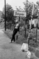 Hungary, Budapest II.,Solymár, a Hidegkúti út a városhatárnál., 1965, Barbjerik Ferenc, bus stop, bag, portable radio, place-name signs, Budapest, Fortepan #148868