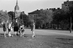 Hungary, Budapest VIII., II. János Pál pápa (Köztársaság) tér, balra a Dologház (Szántó Kovács János) utca - Kun utca sarkán álló Tűzoltóparancsnokság épülete látszik., 1958, Fortepan/Album027, Budapest, curiosity, kids, drinking fountain, Fortepan #148901