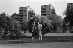 Hungary, Budapest VIII., II. János Pál pápa (Köztársaság) tér, háttérben az Országos Társadalombiztosító Intézet (OTI) lakóház-csoportja., 1958, Fortepan/Album027, Budapest, costume, women, Fortepan #148902