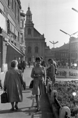 Magyarország, Pécs, Széchenyi tér, háttérben az Irgalmasok temploma, előtte a Zsolnay-kút., 1959, Fortepan/Album027, Fortepan #148940