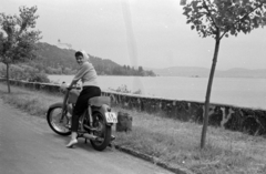 Magyarország,Balaton, Tihany, Bencés Apátság a parti útról Tihanyrév felől nézve., 1961, Fortepan/Album027, motorkerékpár, rendszám, Fortepan #148957