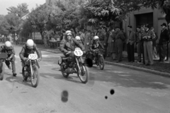 Hungary, Budapest XV., Fazekas Ferenc emlékére rendezett háztömb körüli motorverseny az Eötvös utca - Arany János utca - Bocskay utca - Bácska (Ságvári Endre) utca által határolt területen., 1958, Fortepan/Album027, Budapest, audience, starting number, Fortepan #148980