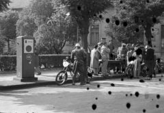 Magyarország, Budapest XV., Fazekas Ferenc emlékére rendezett háztömb körüli motorverseny az Eötvös utca - Arany János utca - Bocskay utca - Bácska (Ságvári Endre) utca által határolt területen., 1958, Fortepan/Album027, Budapest, rajtszám, sérült kép, Fortepan #148983