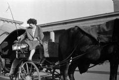 Hungary, Székesfehérvár, Béke tér, háttérben a vasútállomás épülete., 1957, Fortepan/Album027, whip, cab-horse, Fortepan #148994