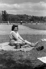 Hungary, Balatonalmádi, Wesselényi strand., 1957, Fortepan/Album027, lady, plaid, wicker bag, Fortepan #149008