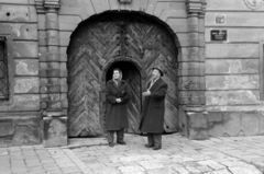 Magyarország, Sopron, Fő (Beloiannisz) tér 8., Storno-ház., 1958, Fortepan/Album027, cégtábla, kapu, boltív, gesztus, Fortepan #149029