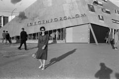 Magyarország, Városliget,Budapesti Ipari Vásár, Budapest XIV., 1960, Fortepan/Album027, Budapest, Balaton, modern építészet, árnyék, szövetruha, hölgy, Fortepan #149064