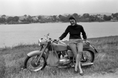 Hungary,Danube Bend, Visegrád, Szentgyörgypuszta, a Duna túlpartján Kisoroszi., 1962, Fortepan/Album027, portrait, motorcycle, smile, capri, sport bag, string bag, shore, lady, Fortepan #149113