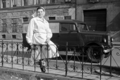 Hungary, Budapest VIII., Kálvária tér, háttérben a tér 15. és 14. számú háza., 1957, Fortepan/Album027, Budapest, sitting on a handrail, headscarf, food industry, overall, Fortepan #149155