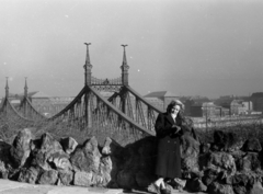 Hungary, Budapest XI., a felvétel a Magyarok Nagyasszonya sziklatemploma előtt készült, háttérben a Szabadság híd., 1957, Fortepan/Album027, Budapest, cap, lady, double-breasted coat, Fortepan #149160