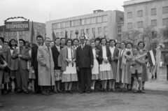 Magyarország, Budapest XIV.,Budapest VI., Ötvenhatosok tere (Felvonulási tér), május 1-i felvonulás. Háttérben a Dózsa György úton balra a MÉMOSZ (Magyarországi Építőipari Munkások Országos Szövetsége) székháza, ettől jobbra a SZOT székház., 1958, Fortepan/Album027, május 1, Budapest, 1956-utóélet, Fortepan #149170