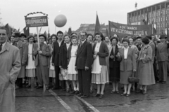 Magyarország, Budapest VI.,Budapest XIV., Ötvenhatosok tere (Felvonulási tér), május 1-i felvonulás. Háttérben jobbra a Dózsa György út 84. MÉMOSZ (Magyarországi Építőipari Munkások Országos Szövetsége) székháza., 1958, Fortepan/Album027, Budapest, Fortepan #149172