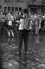 Magyarország, Budapest VII., a felvétel a Dózsa György út 68., a MÉMOSZ (Magyarországi Építőipari Munkások Országos Szövetsége) első székháza előtt készült. Május 1-i felvonulók., 1959, Fortepan/Album027, tangóharmonika, Budapest, Fortepan #149175