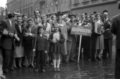 Magyarország, Budapest VII., Thököly út, május 1- felvonulók a Murányi utca - Cserhát utca közötti házsor előtt., 1959, Fortepan/Album027, tangóharmonika, Budapest, Fortepan #149176