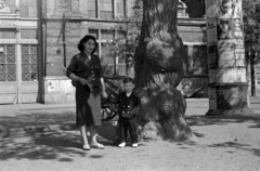 Hungary, Budapest VIII., Rákóczi tér a Vásárcsarnok előtt., 1957, Fortepan/Album027, Budapest, kid, hold hands, mother, Fortepan #149177