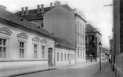 Szlovákia, Komárom, Király püspök utca, szemben a bencés (később Selye János) gimnázium épülete., 1940, Barna Ádám, utcakép, lámpaoszlop, Fortepan #14923