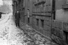 Magyarország, Budapest VIII., Salétrom utca a Rákóczi tér felé nézve., 1956, Fortepan/Album027, Budapest, hó, terméskő, járda, Fortepan #149253