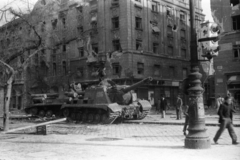 Magyarország, Budapest VIII., a József körút a Corvin (Kisfaludy) köznél. Harcképtelenné tett ISZU-152-es szovjet rohamlövegek., 1956, Fortepan/Album027, forradalom, ISZU-152 rohamlöveg, Budapest, Fortepan #149258