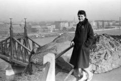 Magyarország, Budapest XI., kilátás a Sziklatemplom feletti sziklaoromról a Szabadság híd és a Közraktárak felé., 1956, Fortepan/Album027, Budapest, korlát, érettségi szalag, hölgy, Fortepan #149272