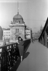 Magyarország, Budapest V., Szabadság híd, háttérben a Fővám (Dimitrov) tér., 1956, Fortepan/Album027, Budapest, korlát, érettségi szalag, Fortepan #149273