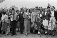 Hungary, Budapest XIV., az Olof Palme sétány (Vorosilov út) a Hősök terénél. Május 1-i ünnepség résztvevői., 1957, Fortepan/Album027, accordion, Budapest, cross-legged standing, Fortepan #149277