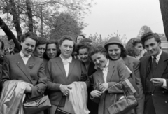 Hungary, Budapest XIV., az Olof Palme sétány (Vorosilov út) a Hősök terénél. Május 1-i ünnepség résztvevői., 1957, Fortepan/Album027, Budapest, jacket over arm, Fortepan #149279