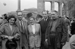 Hungary, Budapest XIV., az Olof Palme sétány (Vorosilov út) a Hősök terénél. Május 1-i ünnepség résztvevői., 1957, Fortepan/Album027, Budapest, hat in hand, Fortepan #149280