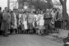 Hungary, Budapest XIV., az Olof Palme sétány (Vorosilov út) torkolatától a Hősök terénél. Május 1-i ünnepség résztvevői., 1957, Fortepan/Album027, Budapest, flag, Fortepan #149289