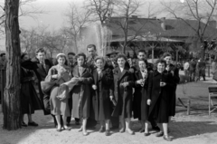 Magyarország, Városliget,Vidámpark, Budapest XIV., háttérben a Hernyó., 1954, Fortepan/Album027, Budapest, csoportkép, perec, vidámpark, Fortepan #149314